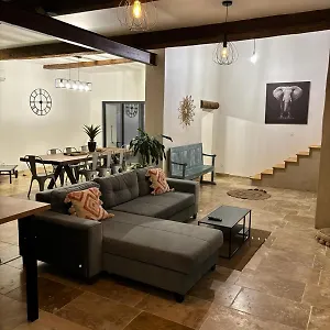 Hébergement de vacances Maison De Charme Avec Piscine